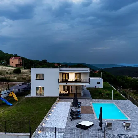 Luxury Rilassante-heated Pool,full Privacy,children Playground Villa