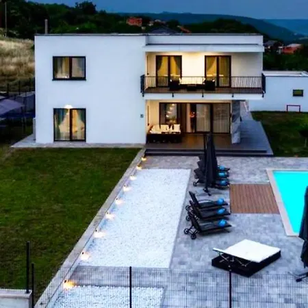 Luxury Rilassante-heated Pool,full Privacy,children Playground Villa